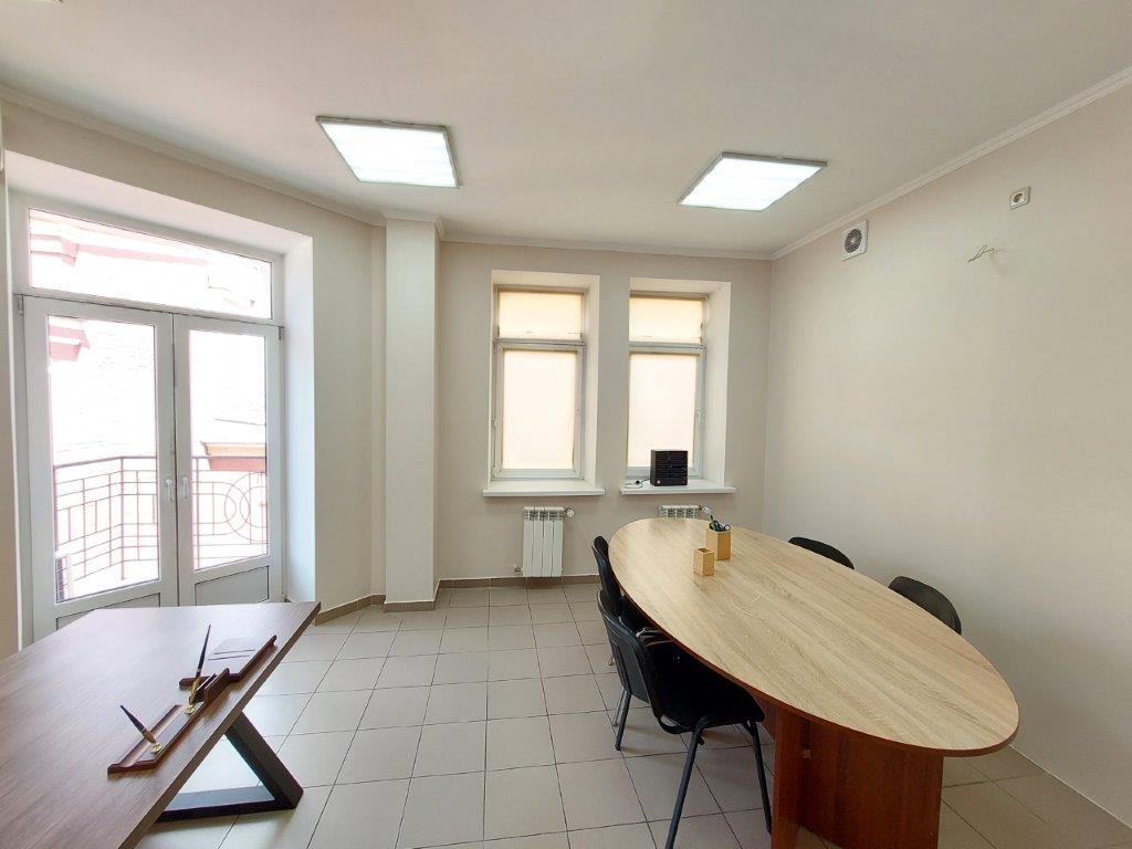 Оренда офісу 82 м², Кирилівська вул., 1