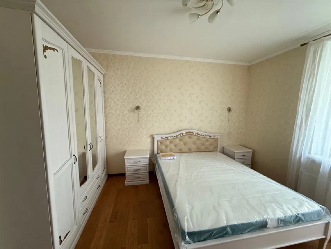 Оренда студії 75 м², Вишгородська вул., 45/14
