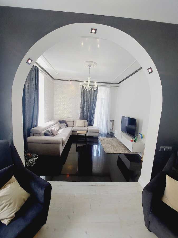 Оренда 2-кімнатної квартири 75 м², Братська вул., 10