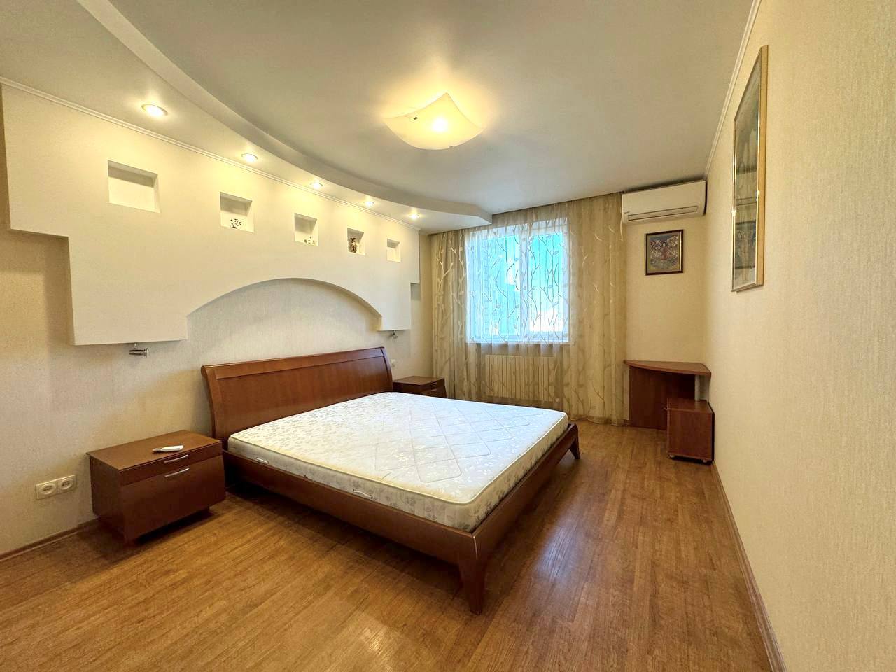 Оренда 3-кімнатної квартири 98 м², Мандриківська вул.