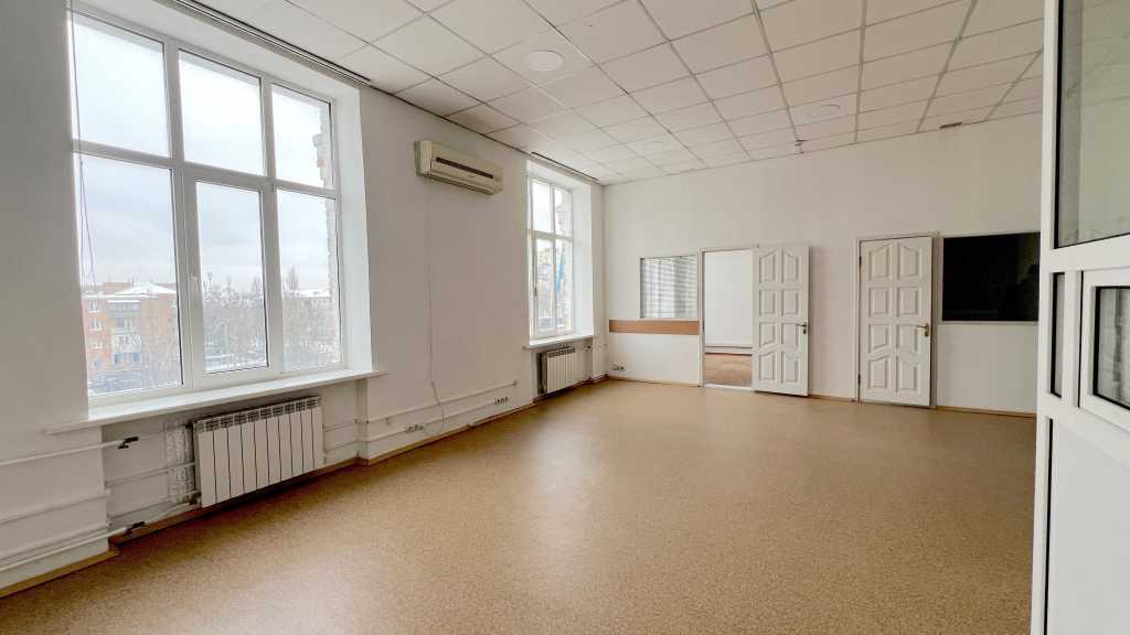 Продаж приміщення вільного призначення 7352 м², Львівська пл., 13