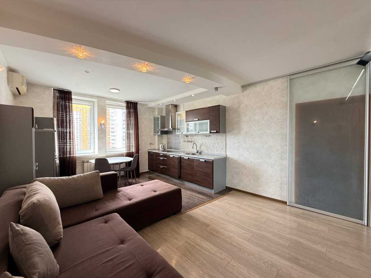 Продажа 3-комнатной квартиры 46 м², Михаила Котельникова ул., Драгоманова, 6А