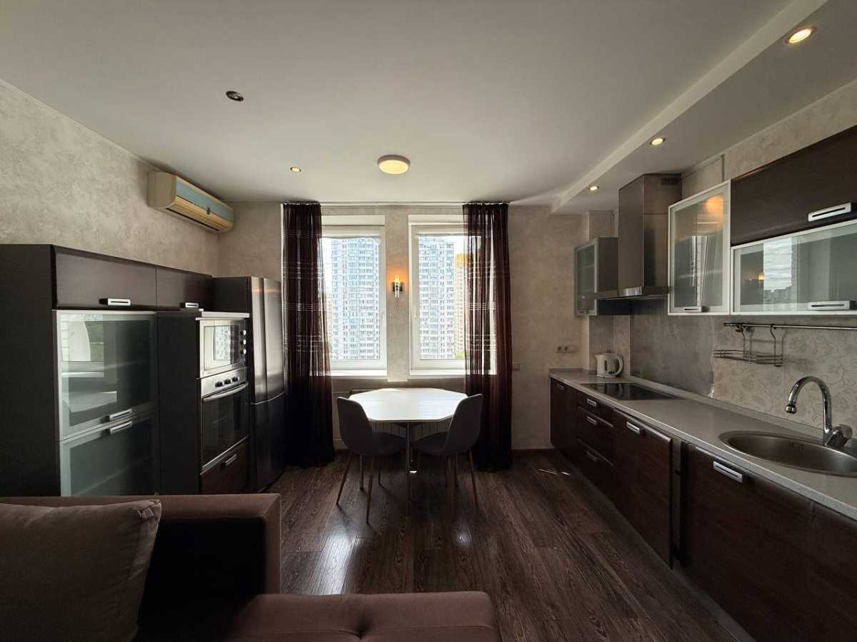 Продажа 3-комнатной квартиры 46 м², Михаила Котельникова ул., Драгоманова, 6А