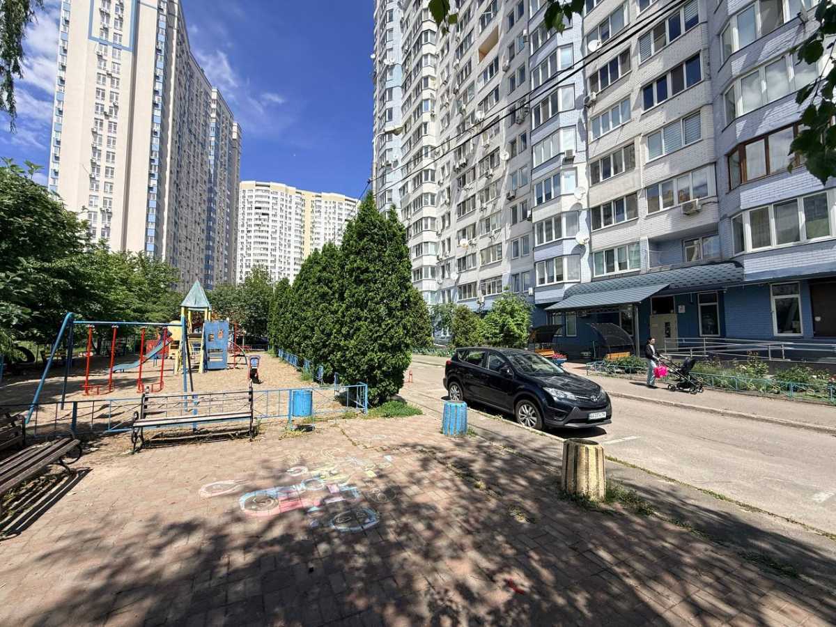 Продажа 3-комнатной квартиры 46 м², Михаила Котельникова ул., Драгоманова, 6А
