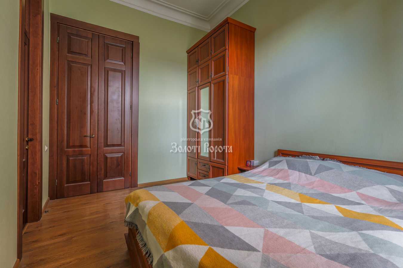 Продажа 3-комнатной квартиры 64 м², Набережно-Крещатицкая ул., 7