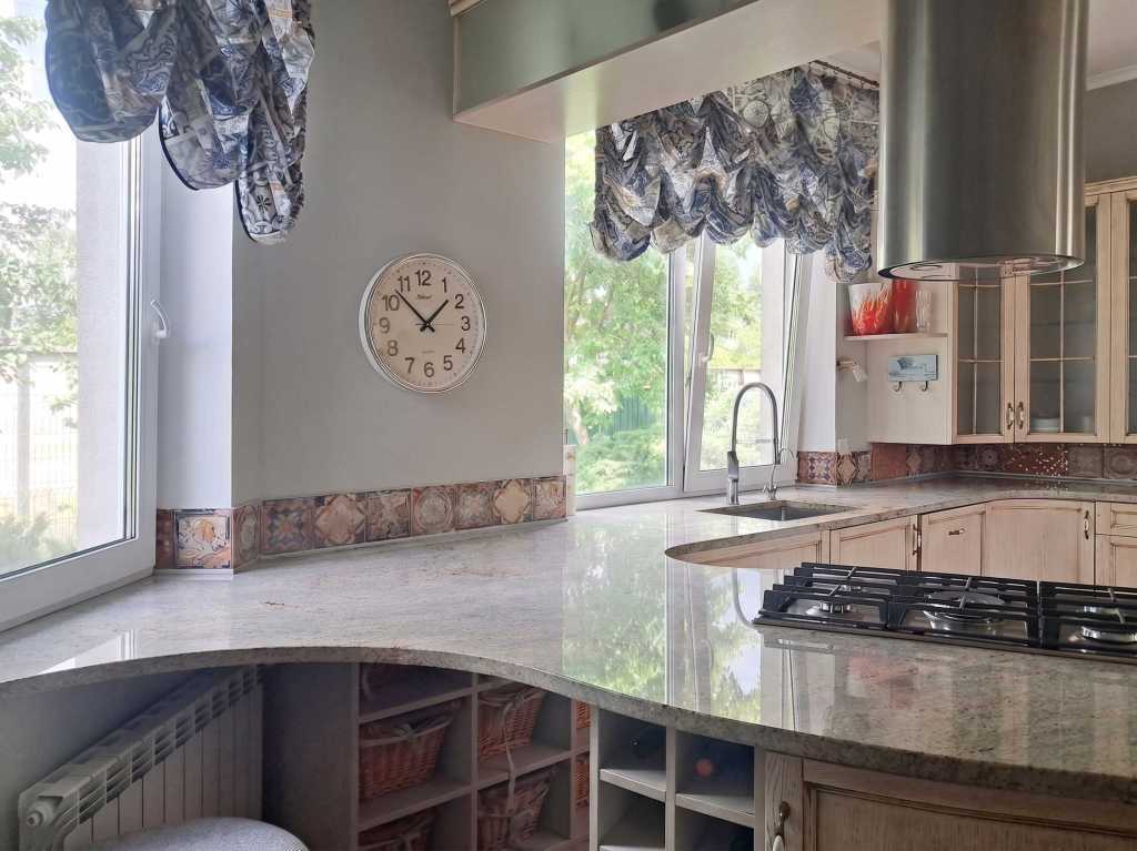 Оренда 5-кімнатної квартири 250 м², Плютовська