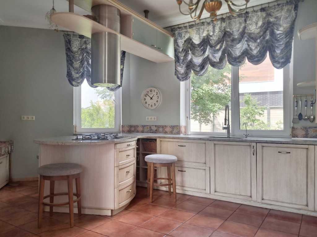 Оренда 5-кімнатної квартири 250 м², Плютовська