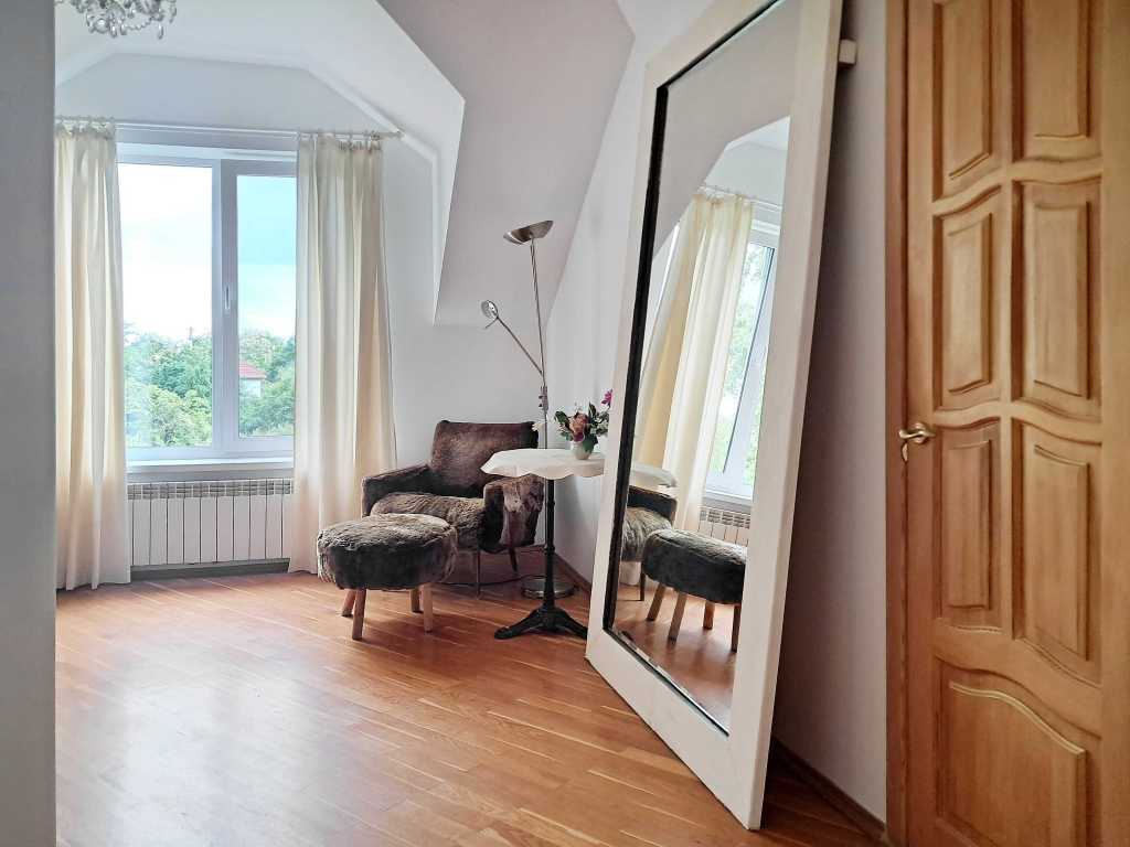 Оренда 5-кімнатної квартири 250 м², Плютовська