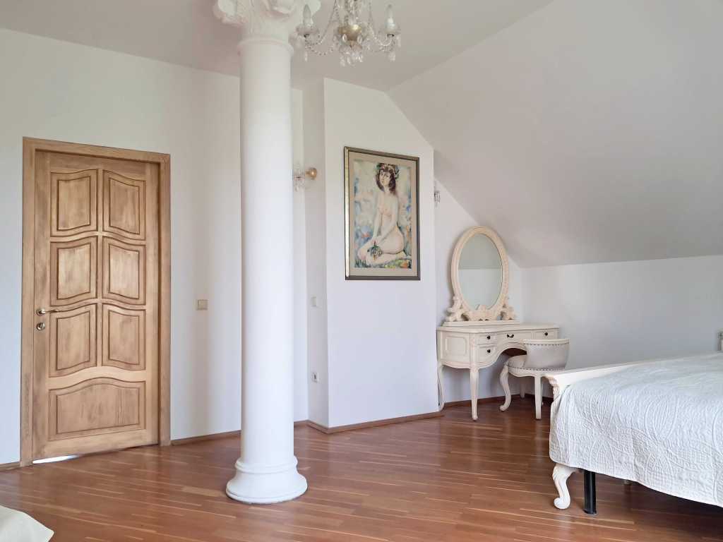 Оренда 5-кімнатної квартири 250 м², Плютовська