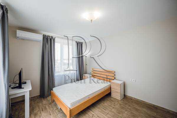 Продаж 1-кімнатної квартири 38 м², Покровська вул., 2/1