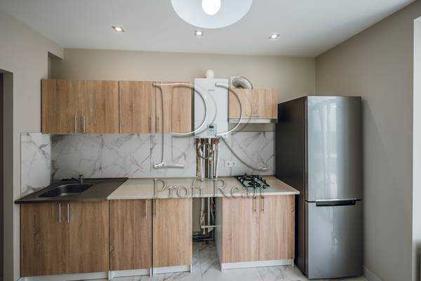 Продаж 1-кімнатної квартири 38 м², Покровська вул., 2/1