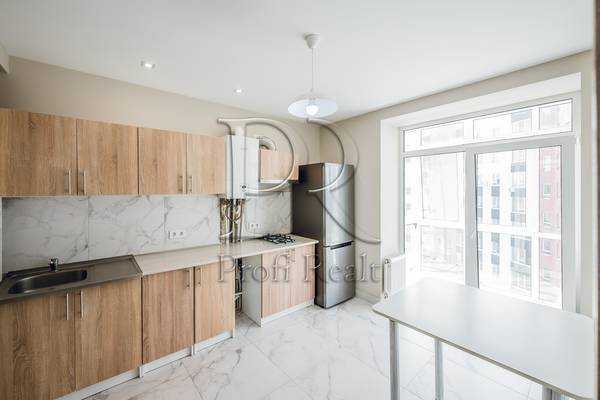 Продаж 1-кімнатної квартири 38 м², Покровська вул., 2/1