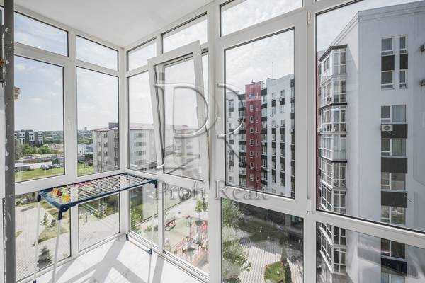 Продаж 1-кімнатної квартири 38 м², Покровська вул., 2/1