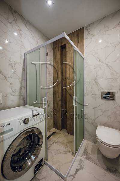 Продаж 1-кімнатної квартири 38 м², Покровська вул., 2/1