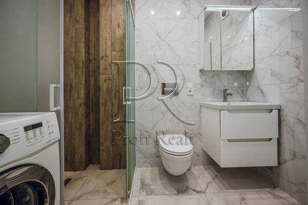 Продаж 1-кімнатної квартири 38 м², Покровська вул., 2/1