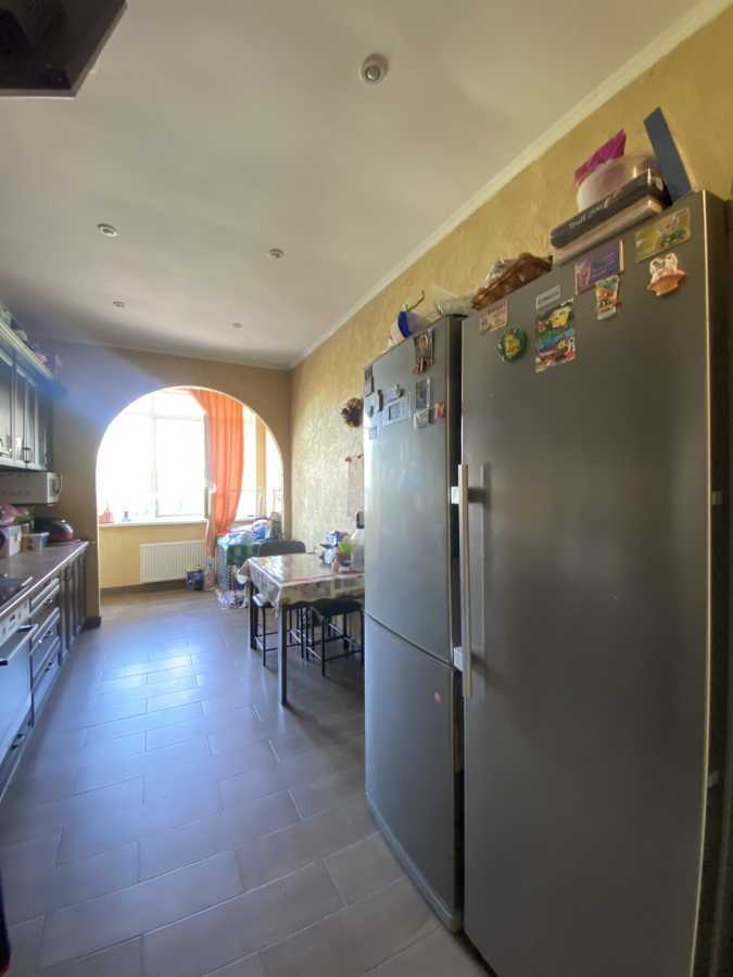 Продаж 2-кімнатної квартири 68 м², Булгакова вул., 12