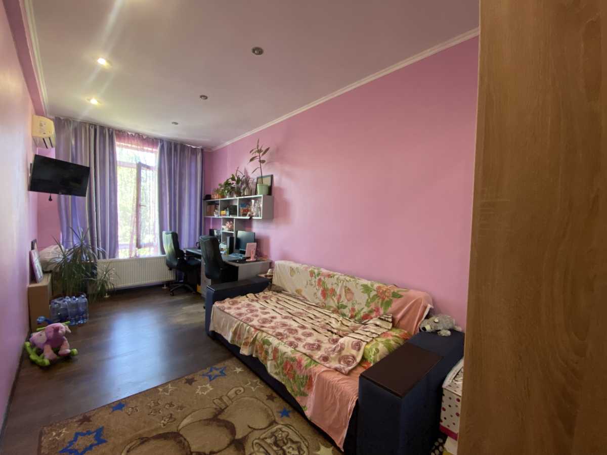 Продаж 2-кімнатної квартири 68 м², Булгакова вул., 12