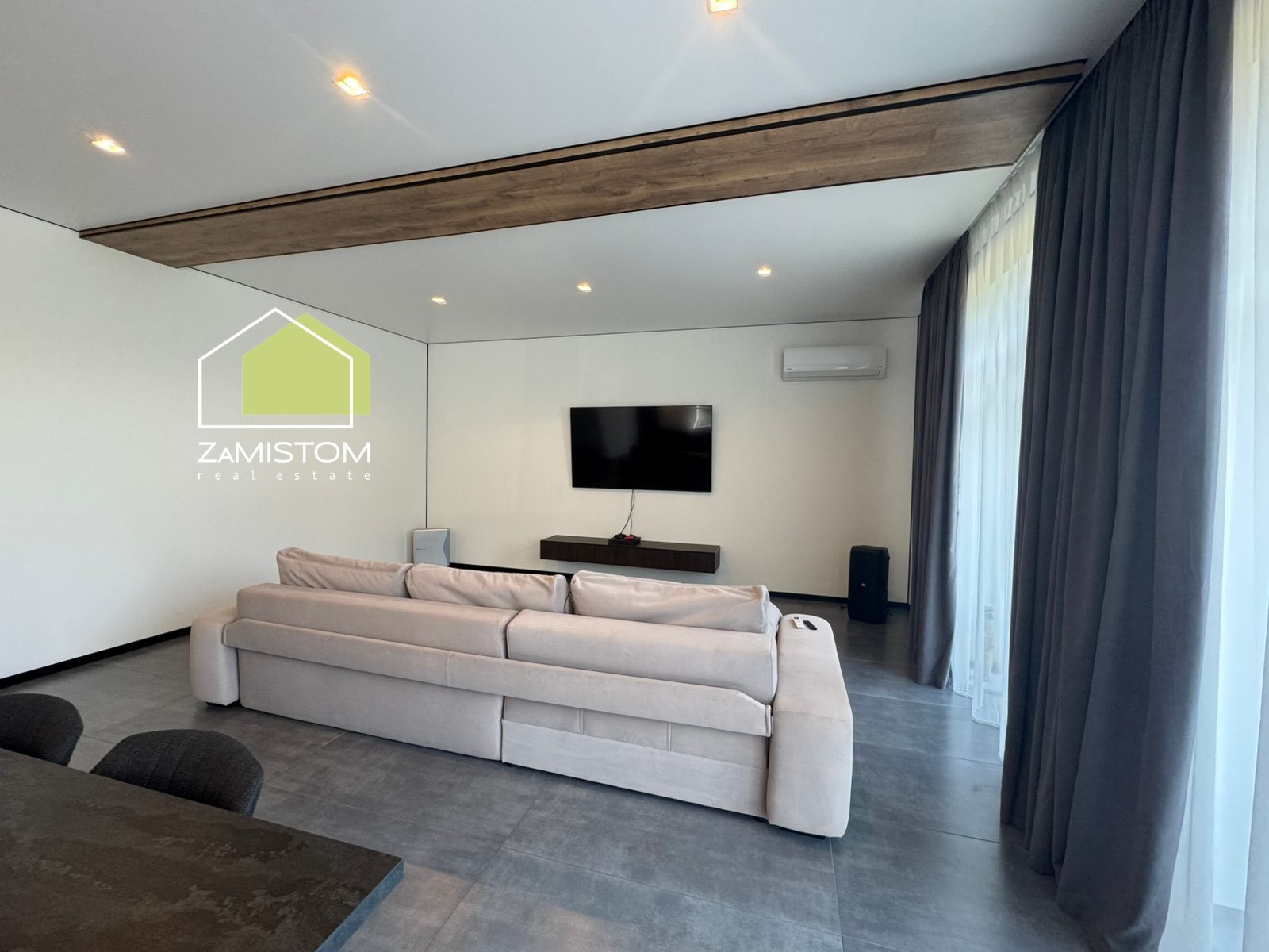Продаж будинку 261 м²