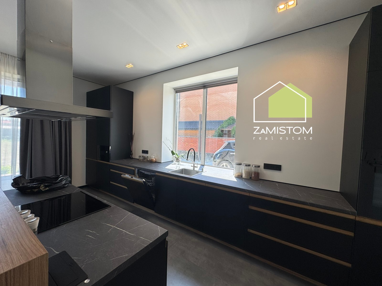 Продаж будинку 261 м²