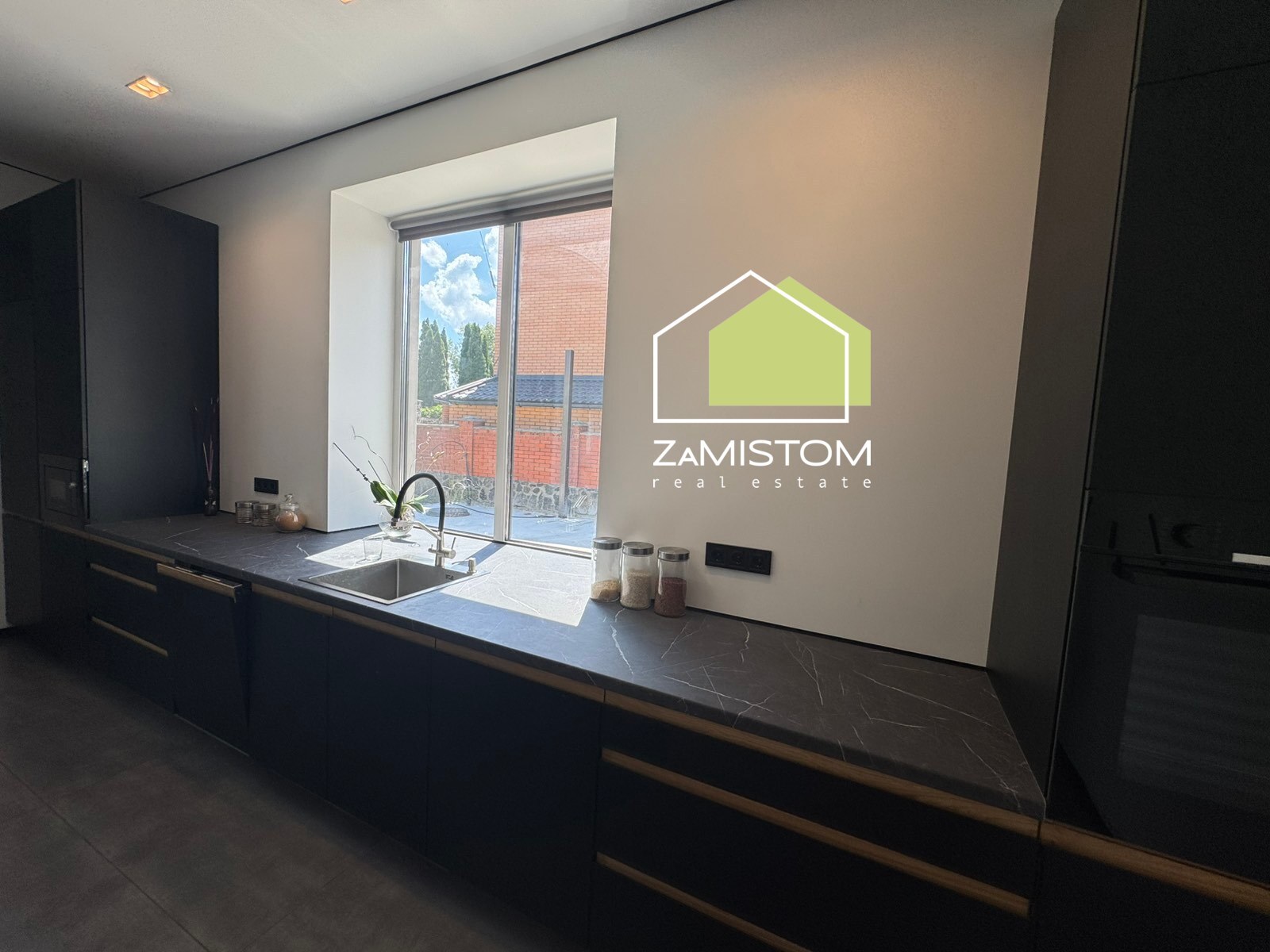 Продаж будинку 261 м²