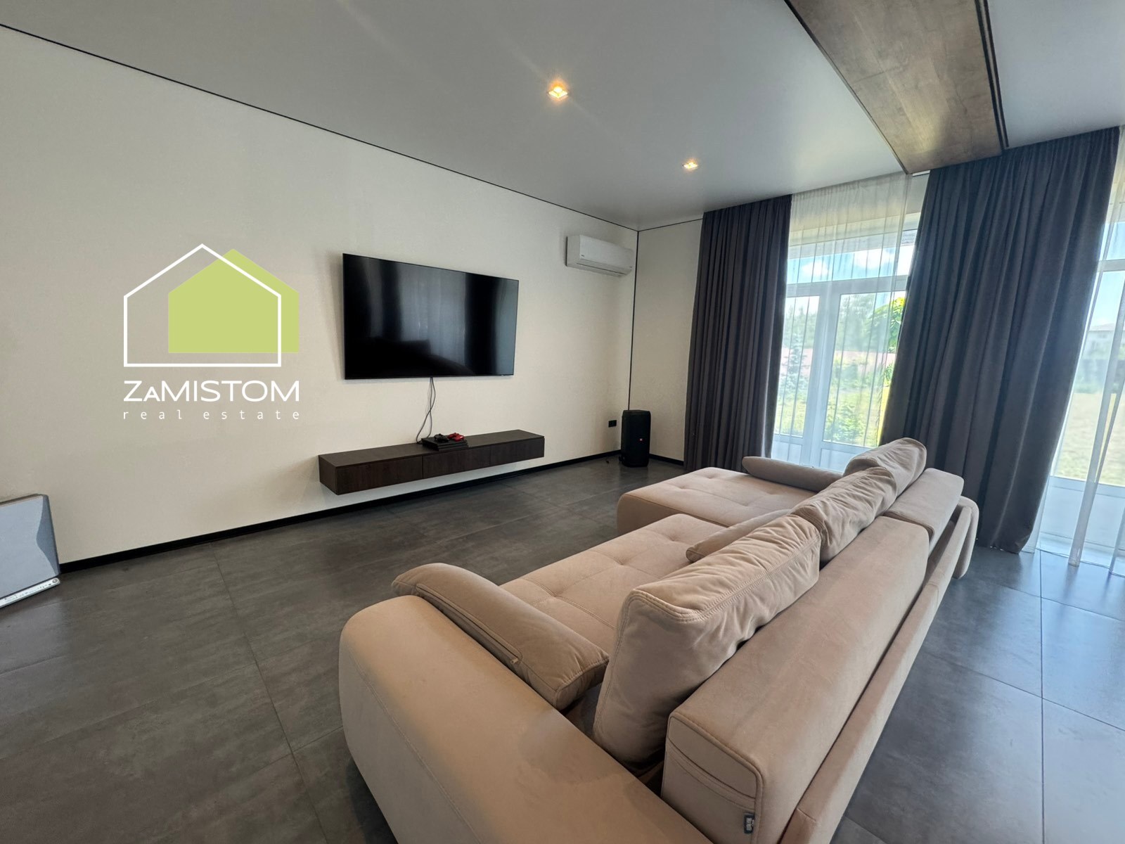 Продаж будинку 261 м²