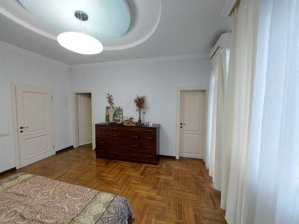 Продажа 5-комнатной квартиры 319 м², Стеценко ул., 80