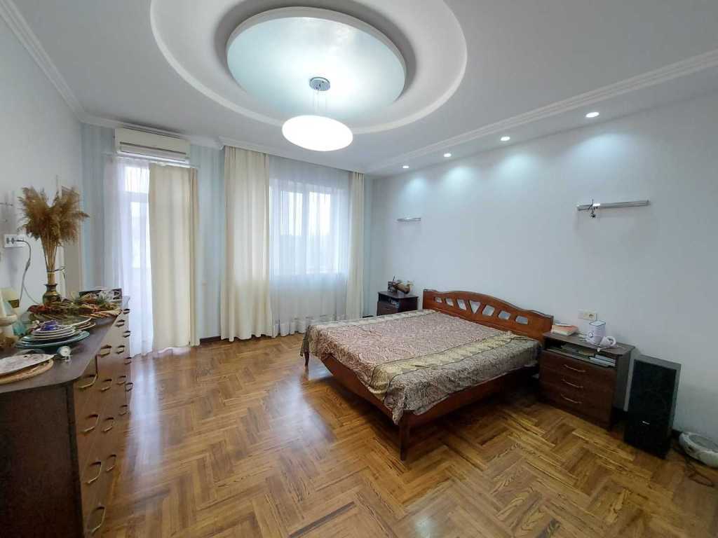 Продажа 5-комнатной квартиры 319 м², Стеценко ул., 80
