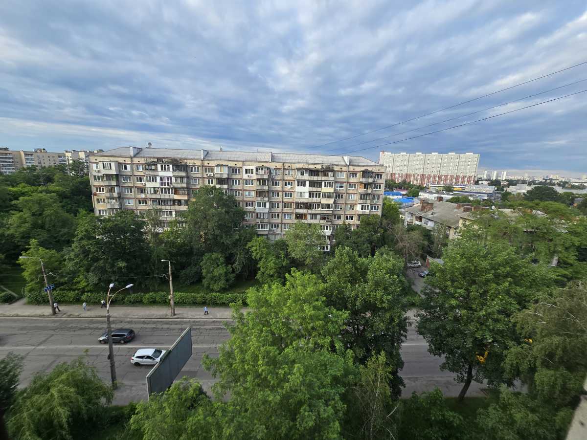 Продаж 3-кімнатної квартири 64 м², Кирилівська вул., 131