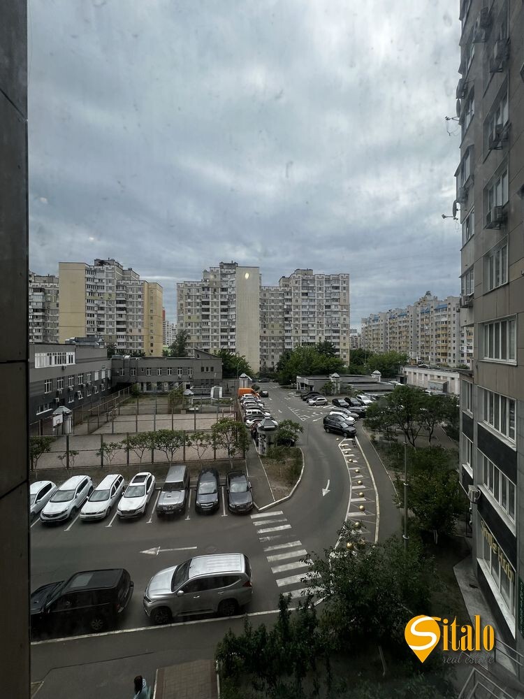 Продаж 2-кімнатної квартири 88 м², Срібнокільська вул., 1