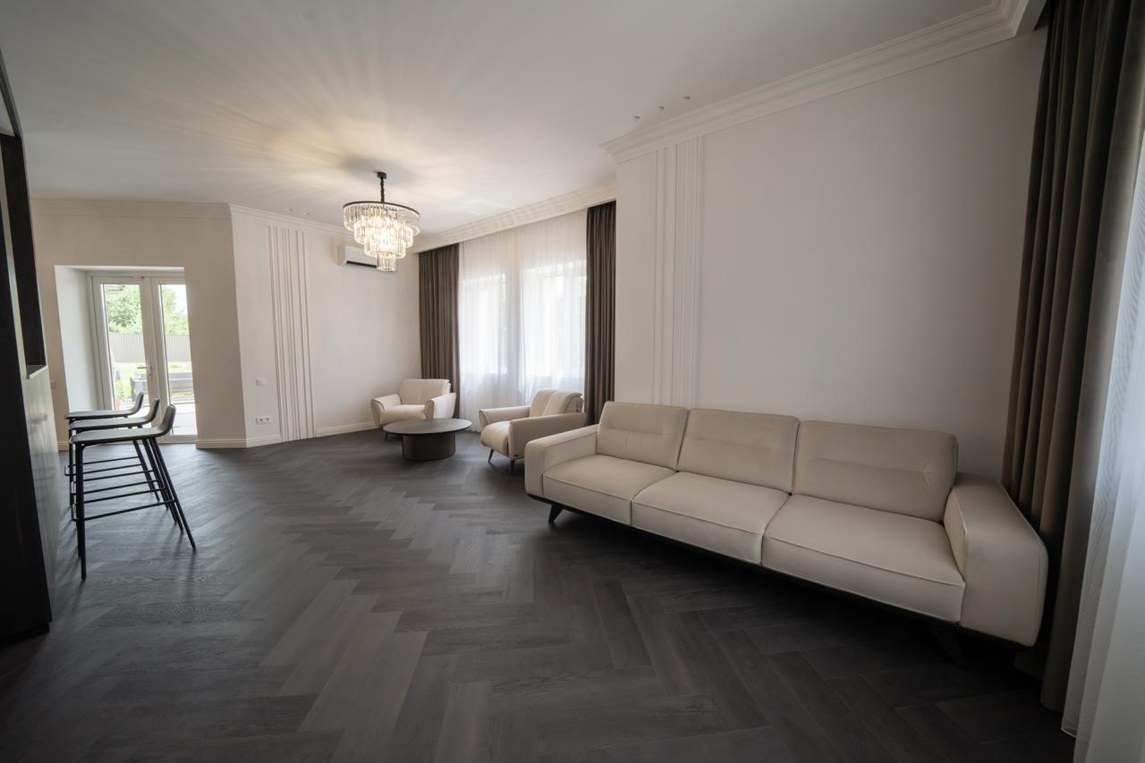 Дом посуточно 400 м², Академика Глушкова просп., 13Б