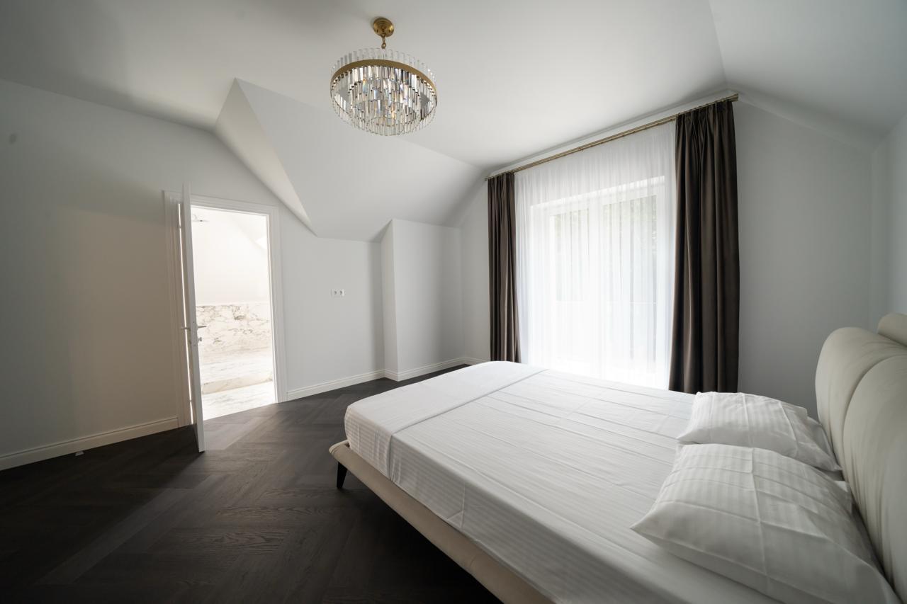 Дом посуточно 400 м², Академика Глушкова просп., 13Б