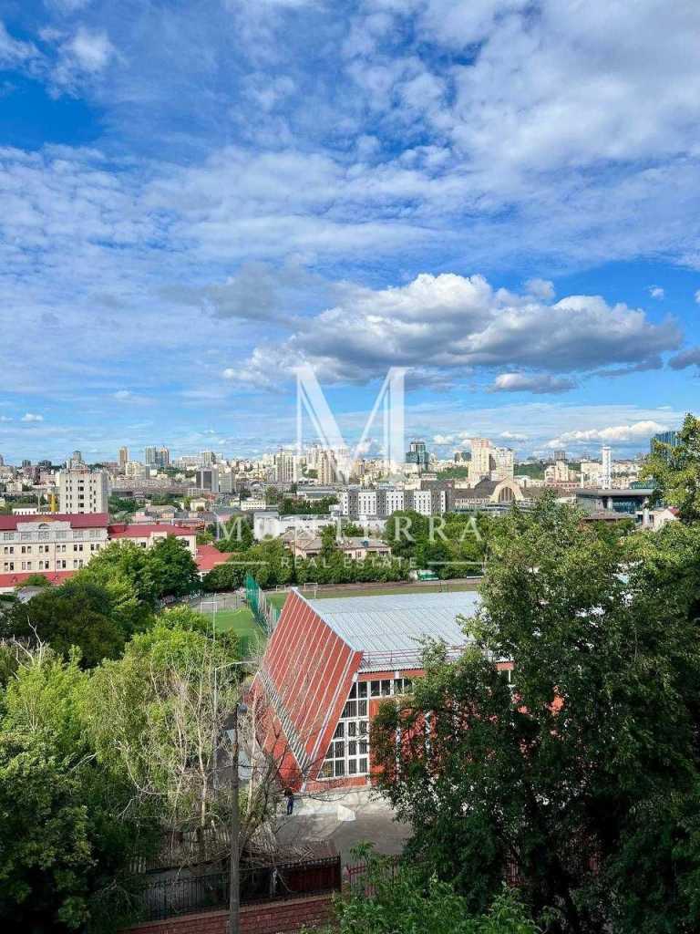 Продаж 3-кімнатної квартири 66.1 м², Стадіонна вул., 13