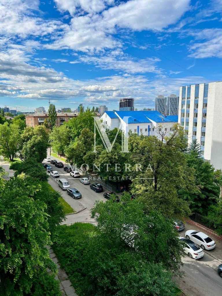 Продаж 3-кімнатної квартири 66.1 м², Стадіонна вул., 13
