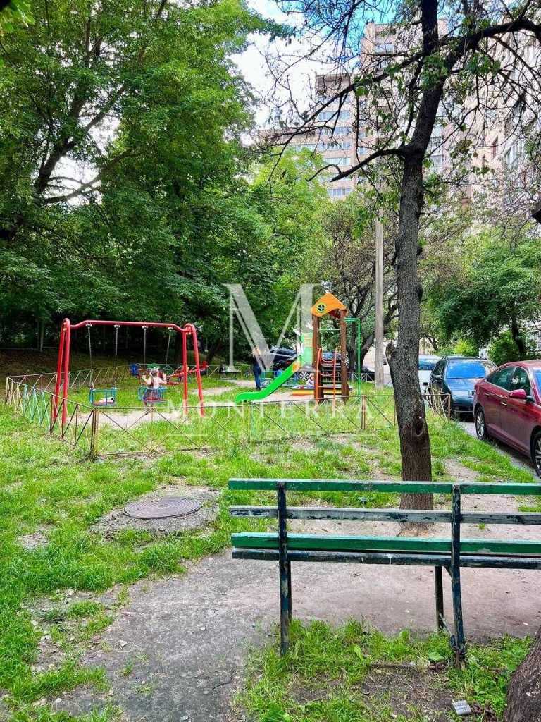 Продаж 3-кімнатної квартири 66.1 м², Стадіонна вул., 13