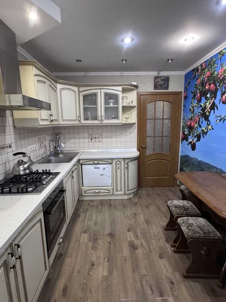 Продаж 1-кімнатної квартири 38 м², Правди, 10Б