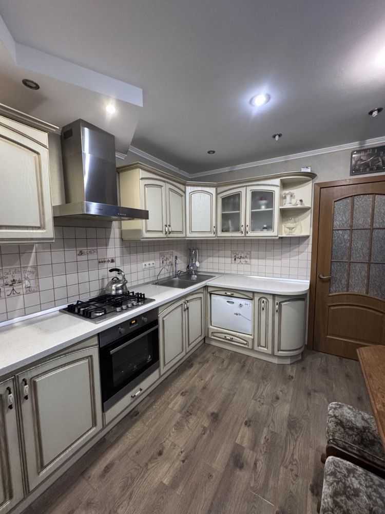 Продаж 1-кімнатної квартири 38 м², Правди, 10Б