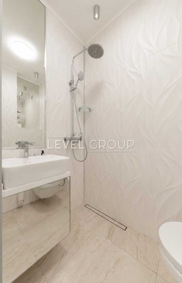 Продажа 4-комнатной квартиры 182.5 м², Дмитриевская ул., 45