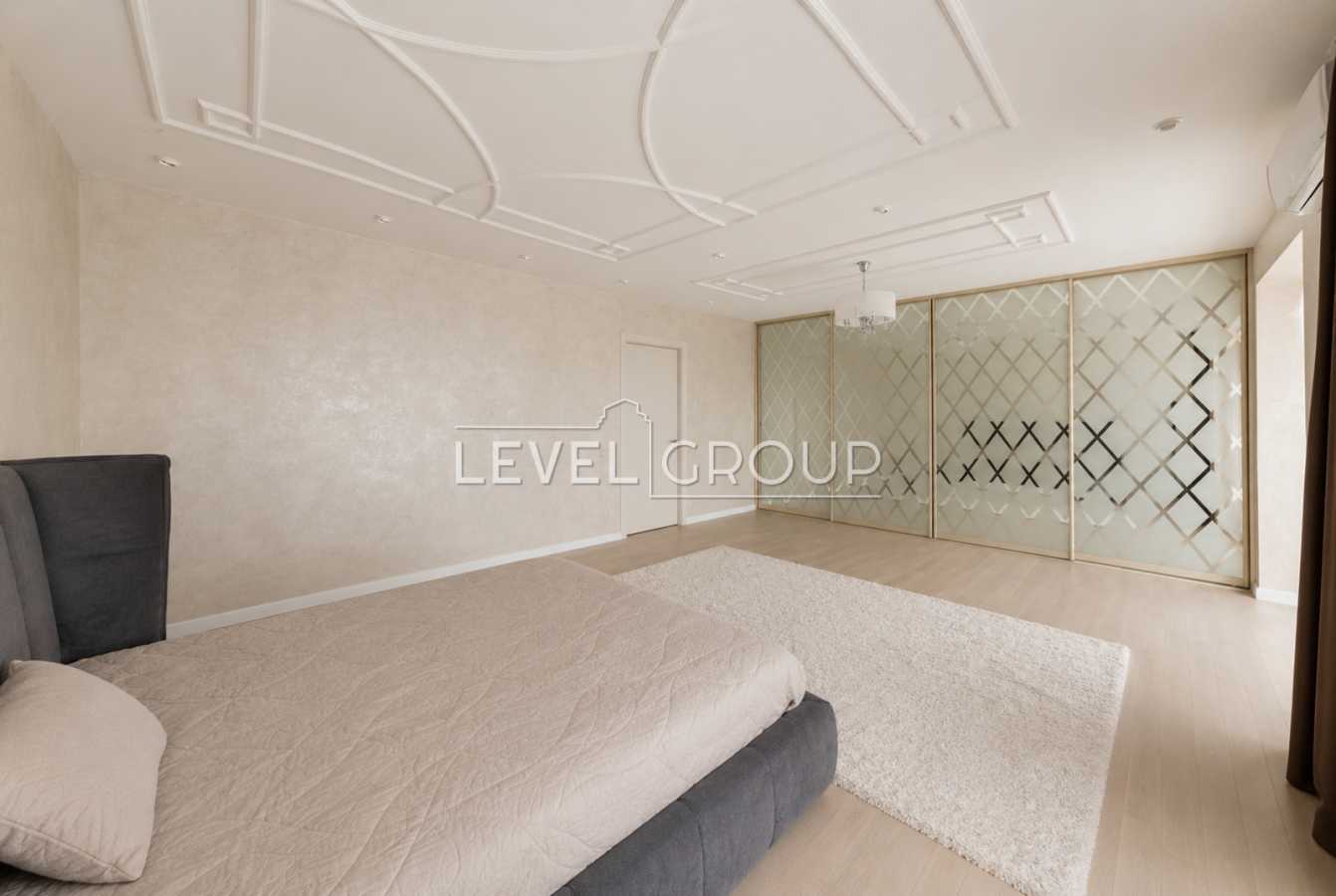 Продажа 4-комнатной квартиры 182.5 м², Дмитриевская ул., 45