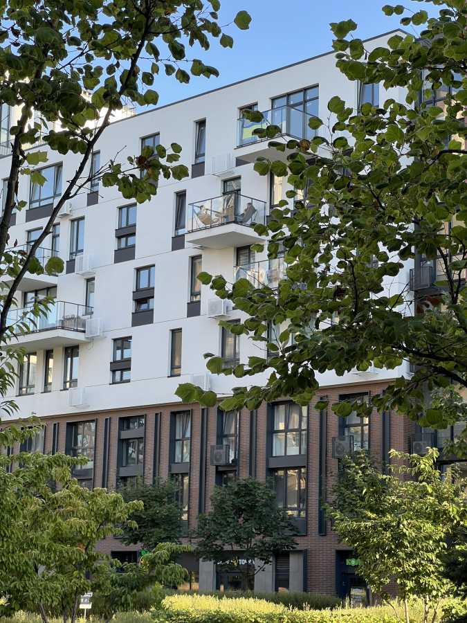 Продаж 3-кімнатної квартири 78 м², Салютна вул., 2