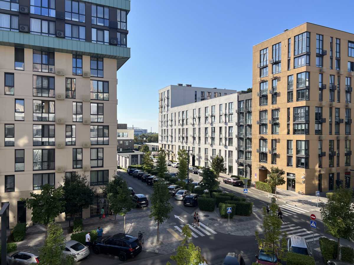 Продаж 3-кімнатної квартири 78 м², Салютна вул., 2