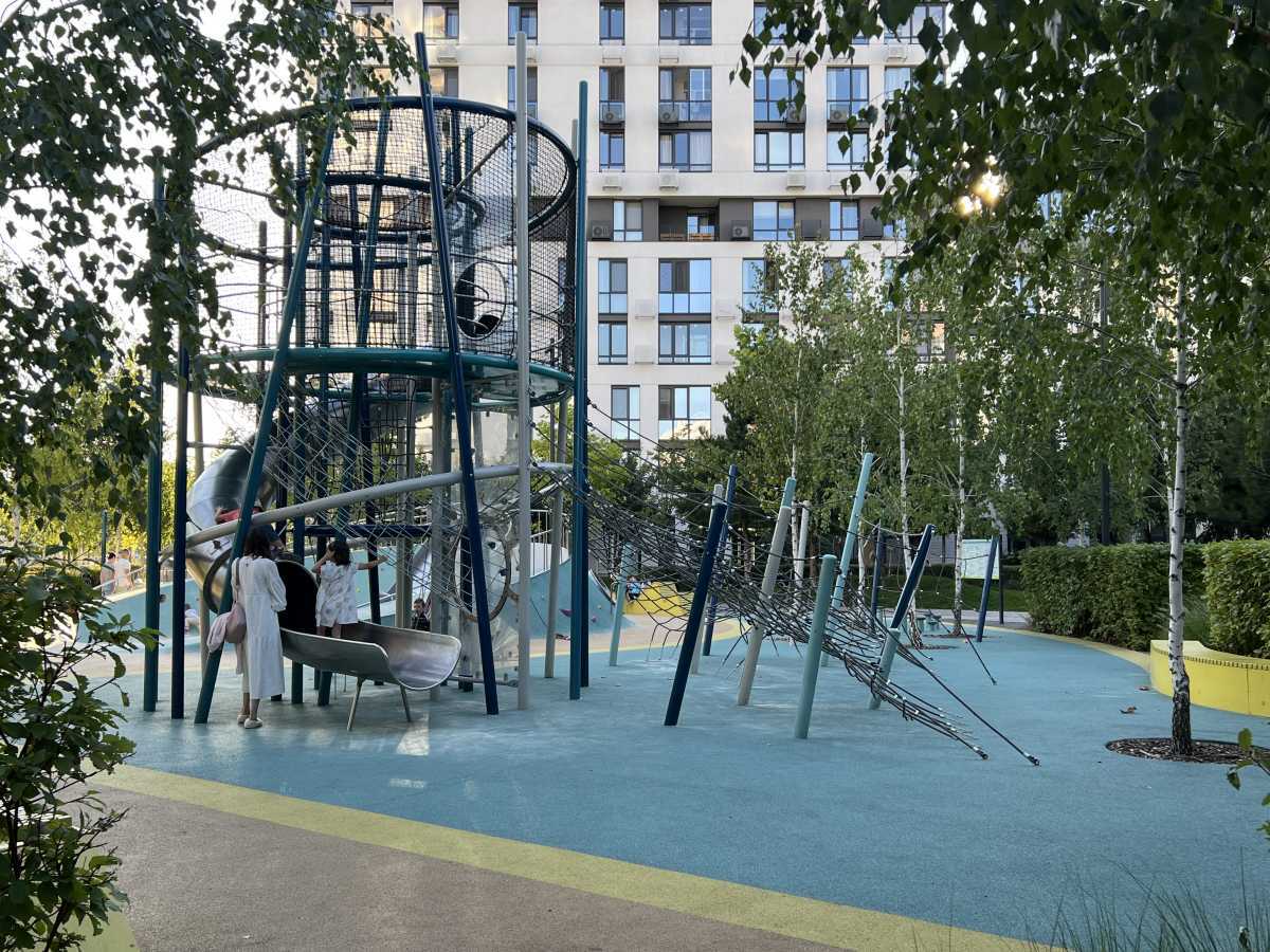 Продаж 3-кімнатної квартири 78 м², Салютна вул., 2
