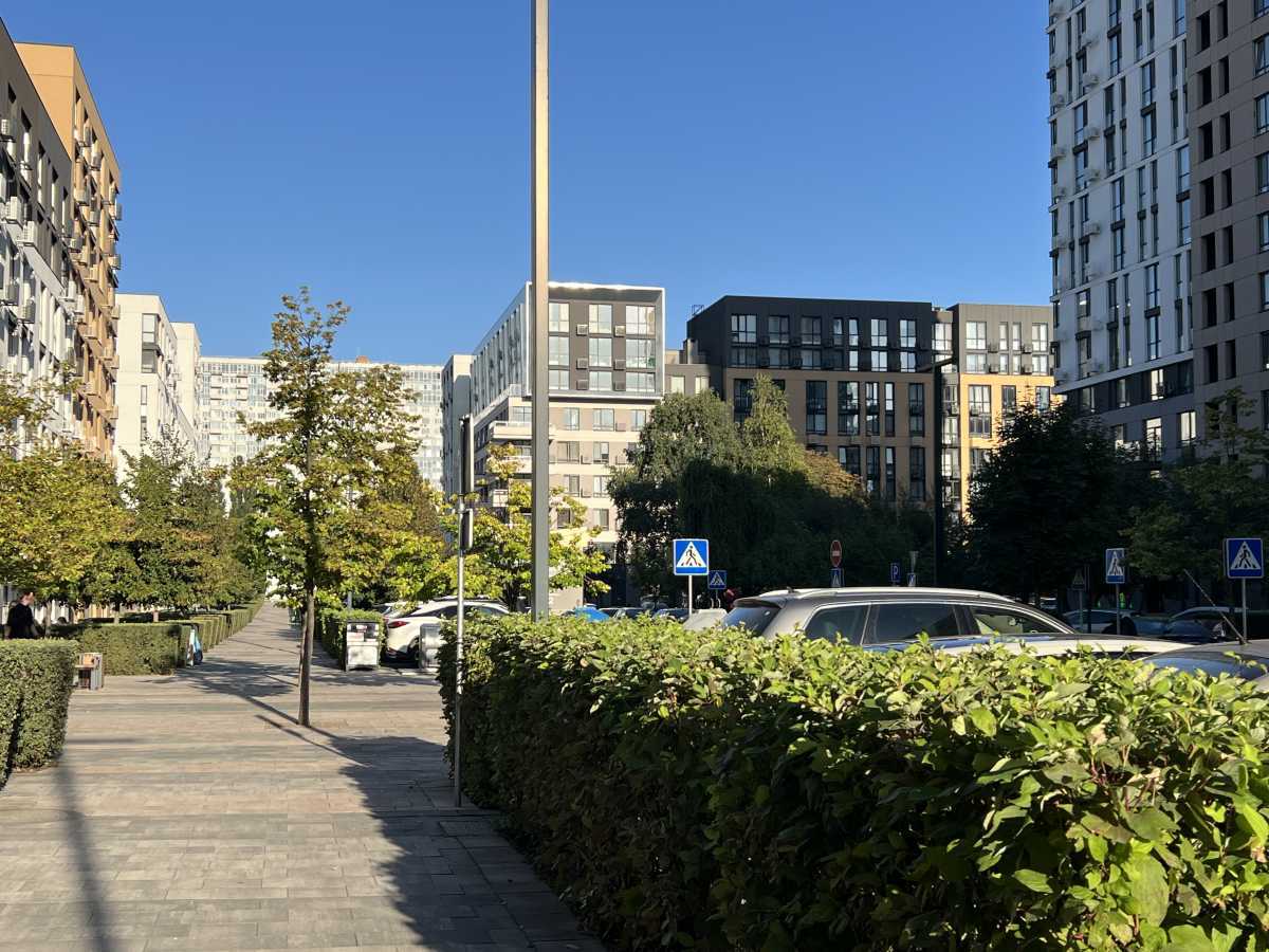 Продаж 3-кімнатної квартири 78 м², Салютна вул., 2
