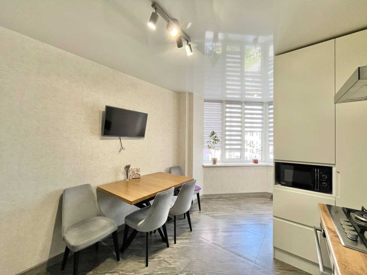 Продаж 1-кімнатної квартири 46.3 м², Теплична вул., 48