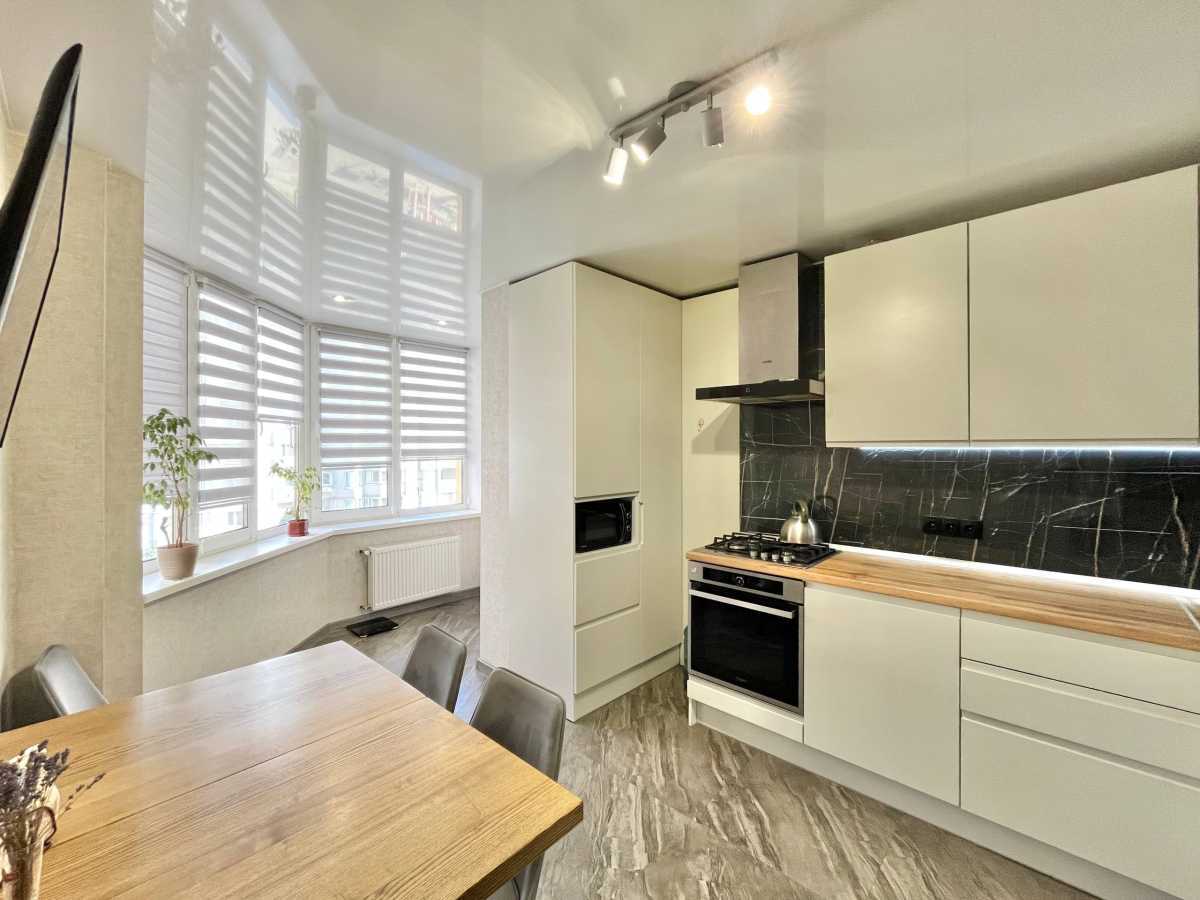 Продаж 1-кімнатної квартири 46.3 м², Теплична вул., 48