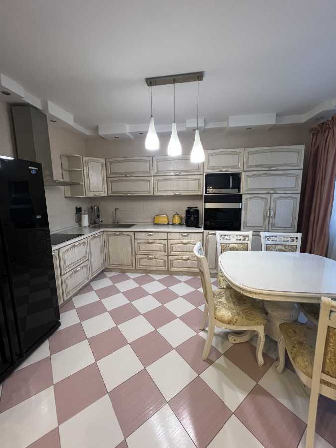Продажа 4-комнатной квартиры 120 м², Волынская ул., 10