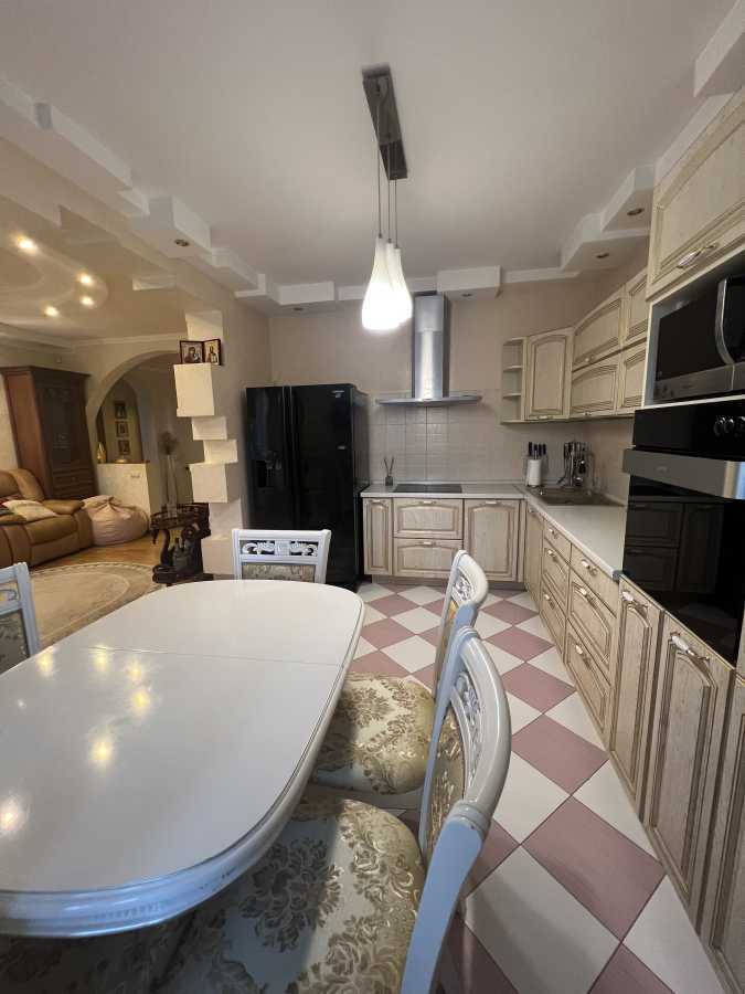 Продажа 4-комнатной квартиры 120 м², Волынская ул., 10