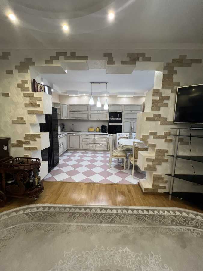 Продажа 4-комнатной квартиры 120 м², Волынская ул., 10