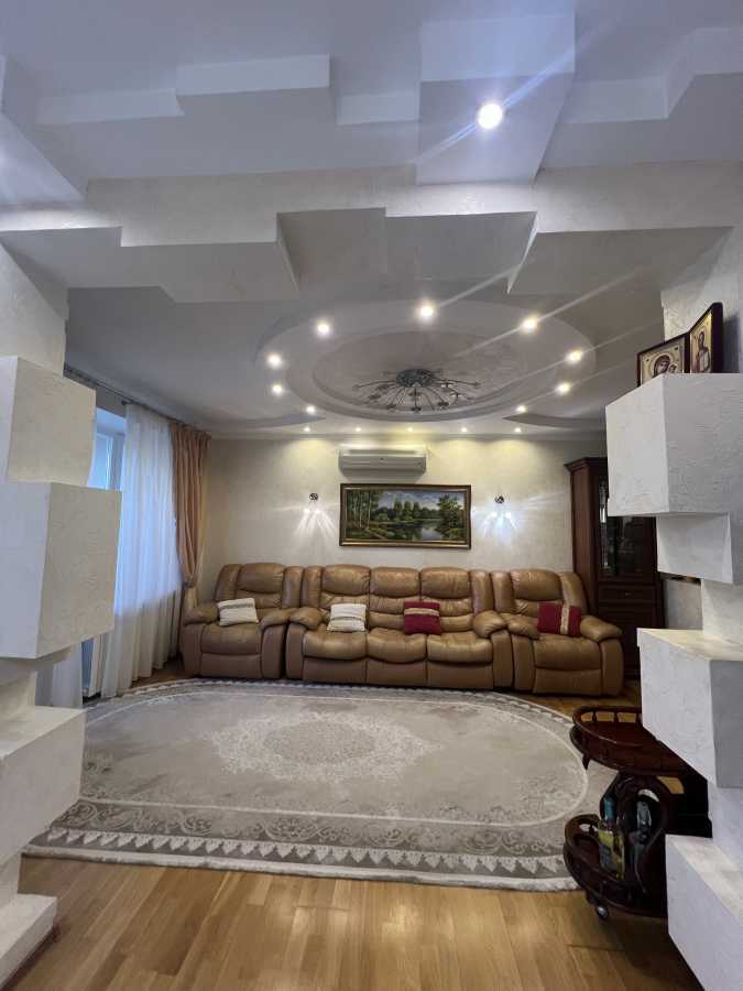 Продажа 4-комнатной квартиры 120 м², Волынская ул., 10