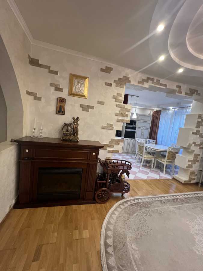 Продажа 4-комнатной квартиры 120 м², Волынская ул., 10
