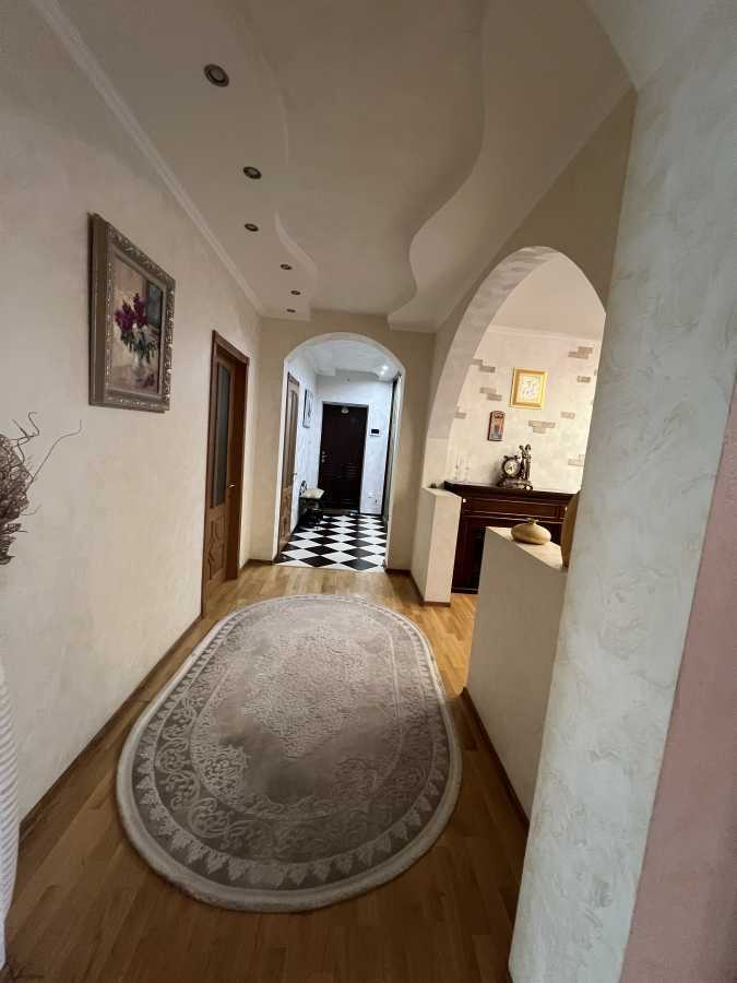 Продажа 4-комнатной квартиры 120 м², Волынская ул., 10
